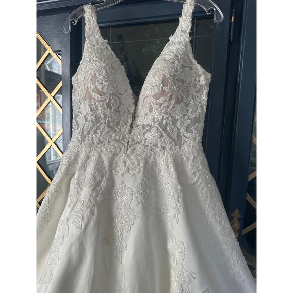 Martina Liana White Wedding Dress - Picture 5 of 16